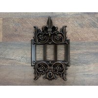 Metall Fleur De Lis Dreifach Wipp Lichtschalter Plattenabdeckung | Wählen Sie Ihre Farbe Toskanisch Mittelalter Alte Welt Dreigang Decora Teller von fleurdelisjunkie