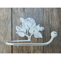 Toilettenpapierhalter Rose Tücher Halter, Wählen Sie Ihre Farbe, Tp Kleiderbügel, Cottage Badezimmer, Eisen Metall Bad Hardware Shabby Chic von fleurdelisjunkie