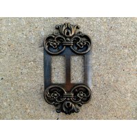 Verzierte 2 Wippschalter Plattenabdeckung, Wählen Sie Ihre Farbe, Metallwanddekor, Gfi Wippschalter, Steckdosenplattenabdeckungen Double Rocker Gang von fleurdelisjunkie
