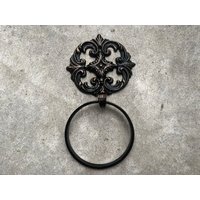 Verzierten Handtuchring | Wählen Sie Ihre Farbe Handtuch Haken Handtuchhalter Toskanisch Einzigartige Badezimmer Hardware Fleurdelisjunkie von fleurdelisjunkie