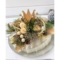 Adventgesteck Mit Goldenem Krönchen Für Kerze in Filzkranz Dekoriert Haltbar Tischdekoration, Haltbar, Weiß-Gold Ca. 25 cm. „Glitzer" Adventgesteck Mit Goldenem Krönchen Für Kerze in Filzkranz Dekoriert Haltbar Tischdekoration, Haltbar, Weiß-Gold Ca. 25 cm. „Glitzer" von floralkreativ