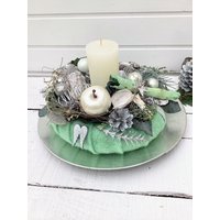 Adventgesteck Mit Weißer Kerze in Filzkranz Dekoriert, Tischdekoration, Haltbar, Weiß-Silber-Smaragdgrün Ca. 25 cm. „"Kiefer" Adventgesteck Mit Weißer Kerze in Filzkranz Dekoriert, Tischdekoration, Haltbar, Weiß-Silber-Smaragdgrün Ca. 25 cm. „"Kiefer" von floralkreativ