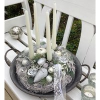 Adventkranz Mit Weißen Spitzkerzen, Tischdekoration, in Kranzform, Haltbar, Handgearbeitet Weiß-Silber-Grau, Ca. 30 cm. „ Silber" von floralkreativ