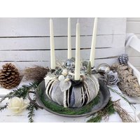 Adventkranz Mit Weißen Spitzkerzen Tischdekoration Wolle Haltbar Handgearbeitet Weiß-Silber-Grau Ca. 30 cm „Funkelnder Kerzenschein" von floralkreativ