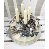 Adventkranz Mit Weißen Spitzkerzen Tischdekoration in Kranzform Haltbar Handgearbeitet Weiß-Silber-Grau Ca. 30 cm. „ Silberglanz" von floralkreativ
