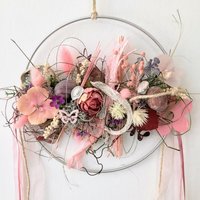 Fensterhänger Türkranz Dekoring Ganzjährig Sommer Herbst Ca. 25 cm Handgearbeitet Trockenblumen Haltbar, Lachs-Rosa-Rot-Grün „Rosig" von floralkreativ