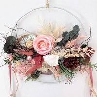 Fensterhänger Türkranz Sommerherbst Dekoring Ganzjährig Ca. 30 cm Handgearbeitet Trockenblumen Haltbar, Lachs-Rosa-Rot-Grün „Rosarot" von floralkreativ