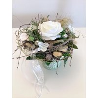Gesteck Haltbar Mit Seidenblüten in Grün-Weiß Shabbylook Ganzjährig Handgearbeit Höhe Ca. 21 cm Durchmesser „Liebenswert 1" von floralkreativ
