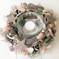 Tischkranz Mit Kerzenglas Advent Weihnachten Geschenk Handgearbeitet Haltbar Ca. 20 cm Silber-Rosa „Silberglanz" Tischkranz Mit Kerzenglas Advent Weihnachten Geschenk Handgearbeitet Haltbar Ca. 20 cm Silber-Rosa „Silberglanz" von floralkreativ