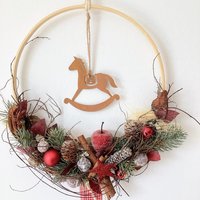 Türkranz/Fensterkranz Advent Haltbar Hoop Weihnachten 25 cm Handgearbeitet Wandschmuck, Rot-Rost-Natur „Schaukelpferd 3" Türkranz/Fensterkranz Advent Haltbar Hoop Weihnachten 25 cm Handgearbeitet Wandschmuck, Rot-Rost-Natur „Schaukelpferd 3" von floralkreativ