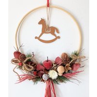 Türkranz/Fensterkranz Advent Haltbar Hoop Weihnachten 30 cm, Handgearbeitet Wandschmuck, Rot-Rost-Natur „Schaukelpferd 1" Türkranz/Fensterkranz Advent Haltbar Hoop Weihnachten 30 cm, Handgearbeitet Wandschmuck, Rot-Rost-Natur „Schaukelpferd 1" von floralkreativ