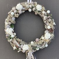 Türkranz Advent Türschmuck Fensterkranz Naturzapfen Silber Wandschmuck 30 cm, Haltbar Handgefertigt „Silber-Weiß" Türkranz Advent Türschmuck Fensterkranz Naturzapfen Silber Wandschmuck 30 cm, Haltbar Handgefertigt „Silber-Weiß" von floralkreativ