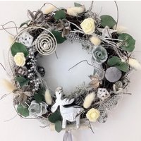 Türkranz Advent Türschmuck Weihnachtsdeko Winterkranz Shabbylook Haltbar Ca. 28 cm Wanddeko Handgearbeitet Weiß-Silber „Rentier Silber" Türkranz Advent Türschmuck Weihnachtsdeko Winterkranz Shabbylook Haltbar Ca. 28 cm Wanddeko Handgearbeitet Weiß-Silber „Rentier Silber" von floralkreativ