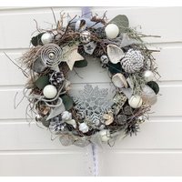 Türkranz Advent Türschmuck Weihnachtsdeko Winterkranz Shabbylook Haltbar Ca. 30 cm Wanddeko Handgearbeitet Weiß-Silber-Grau „Schneeflocke" von floralkreativ