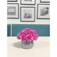 Lila Rose Herzstück-Real Touch Mittelstück-Große Künstliche Arrangement-Rose Herzstück-Faux Blumenarrangement Keramikvase von flovery