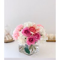 Moderne Seidenblumenarrangement-Real Touch Rose Mittelstück-Lila Rosen-Pinke Rosen-Real Hortensie-Pink Orchidee-Lila/Pink Arrangement von flovery