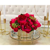 Rote Magnolie Blumenarrangement Echte Note Floral in Goldvase Rote Magnolie Blumenarrangement Echte Note Floral in Goldvase von flovery