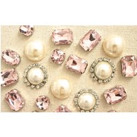 Pins Mit Strasssteinen Und Elfenbeinfarbenen Perlen Elegante Pinnwand Aus Kork von fluteofthehour