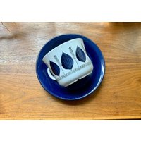 Große Gefle Groblad Blå Tekopp Blaue Teetasse Und Untertasse von flyingdustbunny