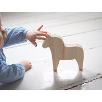 Niepomalowany Drawniany Konik Dala Skandynawski Wystrój Pokoju Dziecięcego von forCRAFT