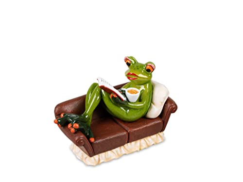 Formano Frosch Feierabend Frau auf Sofa mit Buch und Kaffeebecher von formano