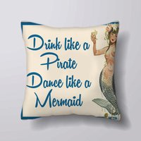 Retro Pin Up Trinken Wie Ein Piraten Tanz Eine Meerjungfrau - Anpassbare Personlized Kissen Abdeckung Fall Oder Gefüllt Mit Einsatz Retro Pin Up Trinken Wie Ein Piraten Tanz Eine Meerjungfrau - Anpassbare Personlized Kissen Abdeckung Fall Oder Gefüllt Mit Einsatz von foxyNfoxy