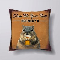 Zeigen Sie Mir Ihre Nüsse Eichhörnchen Brauerei Bar Pub - Kissen-Abdeckung Fall Oder Gefüllt Mit Einsatz Zeigen Sie Mir Ihre Nüsse Eichhörnchen Brauerei Bar Pub - Kissen-Abdeckung Fall Oder Gefüllt Mit Einsatz von foxyNfoxy