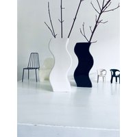2 Wellenvasen 90Er Jahre Blumenvase Vintage Schwarz Weiß Minimalist Design Black & White von fraeuleinalpenrose