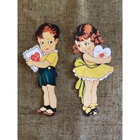 Größen Bis Zu 17 "Vintage 1940Er Jahre Stil Repro Junge Oder Mädchen Halten Karten Valentinstag Hand Geschnitten Karton Dekoration, Basteln von frannyfindstreasures