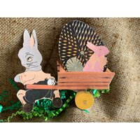 Neue Preis Vintage Style Osterkaninchen in Anzug Zieht Roten Wagen, Papier Eier Und Kaninchen Inklusive Karton Dekoration, Asstd Größen von frannyfindstreasures