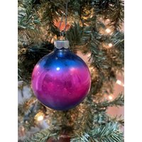 Ungewöhnliche Vintage 2 1/4 "Glänzende Brite Dark Pink Und Blau Ombre Striped Mercury Glass Christmas Ornament von frannyfindstreasures