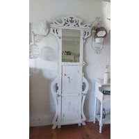 Ausgefallene Vintage Garderobe Mit Facettenschliff Spiegel Aus Frankreich in Shabby Chic White Ausgefallene Vintage Garderobe Mit Facettenschliff Spiegel Aus Frankreich in Shabby Chic White von frenchandshabby