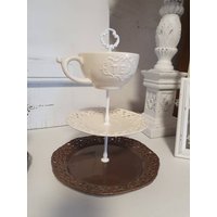 Handgemachte Etagere Mit Teller Und Tasse Im Landhausstil Teatime Snack von frenchandshabby