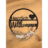 Türschild Türkranz Herzlich Willkommen, Willkommensschild, Kranz Mit Blumen, Trockenblumen, Schwarz Türschild Türkranz Herzlich Willkommen, Willkommensschild, Kranz Mit Blumen, Trockenblumen, Schwarz von freudentag