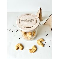 Vorratsglas Kranz Personalisiert Mit Namen Und Holzdeckel Als Geschenk Zu Weihnachten | Weihnachtsplätzchen Keksdose 750Ml Frillydesigns Vorratsglas Kranz Personalisiert Mit Namen Und Holzdeckel Als Geschenk Zu Weihnachten | Weihnachtsplätzchen Keksdose 750Ml Frillydesigns von frillydesignsshop