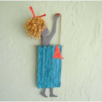 Badezimmer Kunst Spaß Bunt Metall Skulptur Blonde Dame Blaugrün Türkis Schmale Wandskulptur 150 X 160 von frivoloustendencies