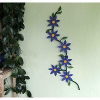 Upcycled Metall Clematis Blumenranke Wandkunst - Lila Pflaumen Dekor | 22 X 42 von frivoloustendencies