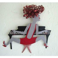 Handgemachte Piano Lady Metal Wandkunst Red & Black Jazz Skulptur Handgemachte Piano Lady Metal Wandkunst Red & Black Jazz Skulptur von frivoloustendencies