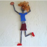 Sport Metall Kunst Skulptur Basketball Dame Recycelt Metallwand Dekor Sportliche Figur 8 X 21 cm Bereit Zu Versenden von frivoloustendencies