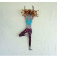 Yoga Baum Pose Mama Geschenk Handgemachte Metall Wand Kunst Upcycled Pink 50 X 15 cm Versandfertig von frivoloustendencies