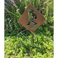 Big Foot Crossing Kleiner Rustikaler Gartenpfahl Sasquatch Individuelle Rostige Yard-Kunst Yeti-Kunst Big Foot Crossing Kleiner Rustikaler Gartenpfahl Sasquatch Individuelle Rostige Yard-Kunst Yeti-Kunst von fttdesign