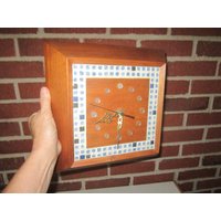 Vintage 1970Er Jahre Moderne Holz Und Blaue Fliesen Wanduhr von funoldstuff