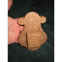 Vintage Wunderschön Handgeschnitzte Holz Signiert Wandtasche Streichholzhalter von funoldstuff
