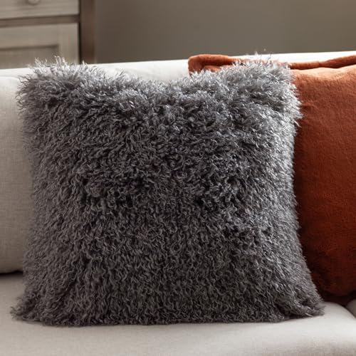 Furn Rowan Kissen mit Federfüllung – Weiches Dekokissen im mongolischen Kunstfell-Stil mit Samtrückseite (Taupe – 50x50cm) von furn.