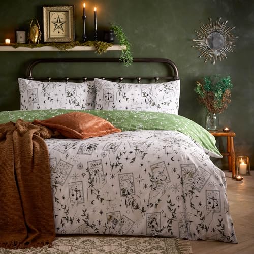 Furn. Celestial Stories Bettbezug-Set – Wendbares, mystisches, handgemaltes botanisches Tarrotkarten-Design (Grün – Doppelbett) von furn.