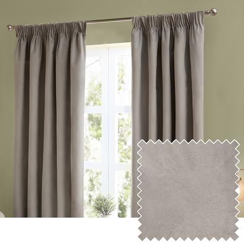 furn. The Ultimate Velvet Bleistiftfalten Verdunkelungs vorhänge Paar – weiche stilvolle Stromausfall Vorhänge aus mattem Samt (Silber – 168x229cm) von furn.