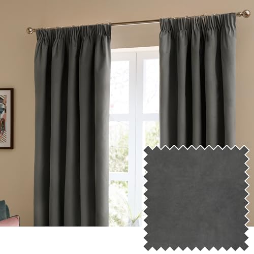 furn. The Ultimate Velvet Bleistiftfalten vorhänge Paar – weiche stilvolle lichtfilternd Vorhänge aus mattem Samt (Holzkohle – 229x229cm) von furn.