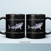I Just Freaking Love Haie Okay Tasse, Hai Geschenk, Freund Schwarze Tasse 11Oz. 15 Oz. Really Shark I Just Freaking Love Haie Okay Tasse, Hai Geschenk, Freund Schwarze Tasse 11Oz. 15 Oz. Really Shark von fynntasticcraft