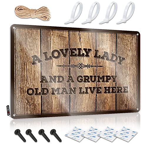 gaeruite Lustiges Vintage-Metallschild "A Lovely Lady And A Grumpy Old Man Live Here" Blechschild Metall Bar Schilder Schreibtisch Schilder für Büro lustig (Größe: 20 x 30 cm) von gaeruite