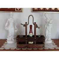 Rustikaler Weinflaschenträger Aus Holz, Wine Caddy Rustic Wood Holder, Holzdeko, Weinhalter, Geschenk, Woodwork, Holzarbeit, Gastgeschenk Rustikaler Weinflaschenträger Aus Holz, Wine Caddy Rustic Wood Holder, Holzdeko, Weinhalter, Geschenk, Woodwork, Holzarbeit, Gastgeschenk von gahatooWoodShop